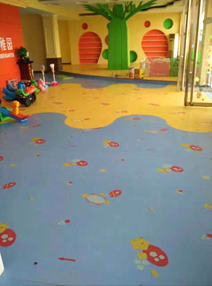 请问幼儿园室内铺什么地板好？